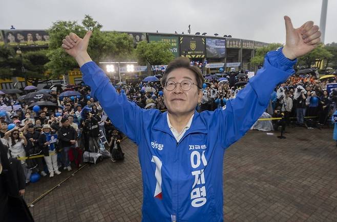 이재명 대통령이 대선 후보 시절인 지난 5월 15일 전남 광양시 전남드래곤즈축구장 북문 앞에서 열린 유세에서 엄지를 들어 보이고 있다. 사진=연합뉴스