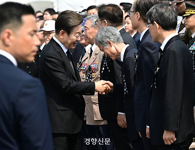 이재명 대통령이  조희대 대법원장과 악수하고 있다. 대통령실사진기자단