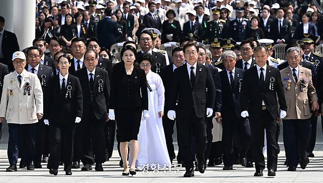 이재명 대통령이 헌화 및 분향을 위해 이동하고 있다. 대통령실사진기자단