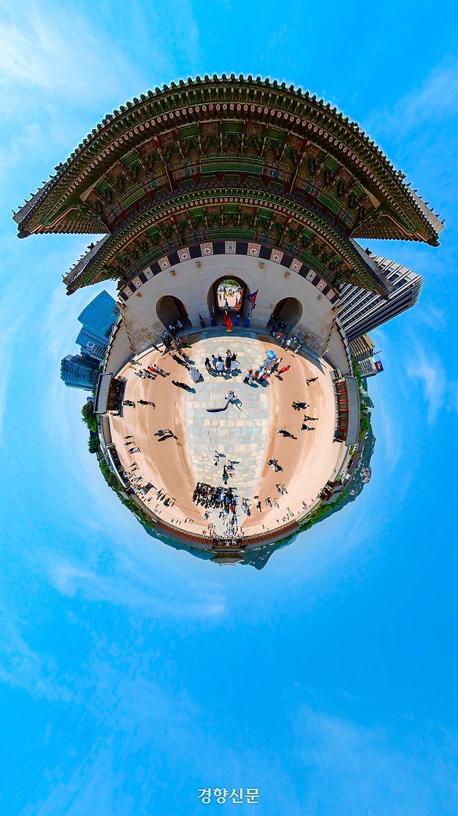 한낮 기온이 ２９도까지 오른다는 예보가 나온 ６일 서울 하늘이 맑게 개어있다. 이준헌 기자