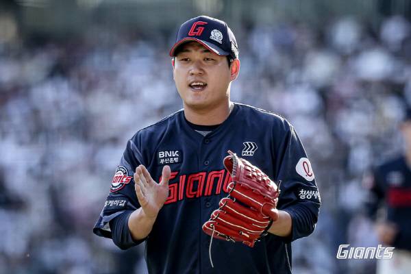 6일 서울 잠실구장에서 열린 두산과 3연전 첫 번째 경기에 선발 등판한 롯데 나균안이 호수비에 박수를 보내고 있다. 롯데 자이언츠 제공