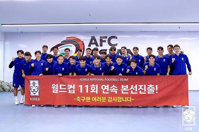 South Korean men's national soccer team poses  Thursday after beating Iraq in the qualifiers for the 2026 World Cup, which clinched their 11th consecutive berth at the World Cup finals. (Yonhap)