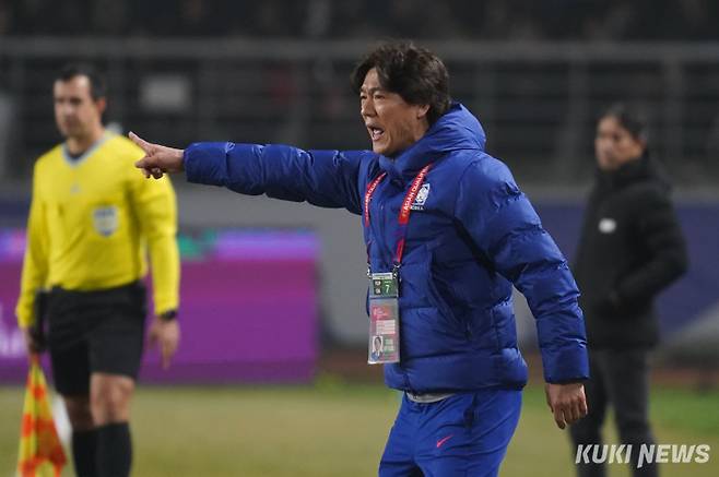 홍명보가 20일 경기 고양종합운동장에서 열린 '국제축구연맹(FIFA) 북중미 월드컵 아시아 3차 예선' 조별리그 B조 7차전 오만전에서 선수들에게 지시하고 있다. 유희태 기자