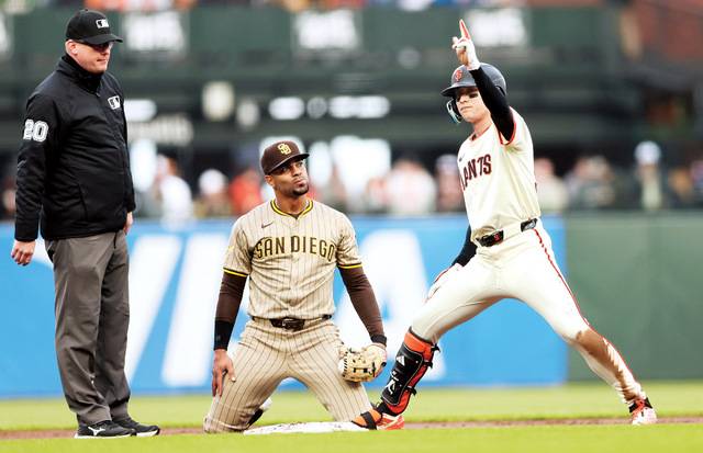 샌프란시스코 자이언츠 이정후가 5일(한국시간) 미국 캘리포니아 샌프란시스코 오라클 파크에서 열린 샌디에이고 파드리스와의 경기 1회초에 안타를 친 후 2루에서 세리머니를 하고 있다. 이정후는 이날 2루타 2개를 치며 오랜 만에 멀티히트를 기록했다. AP연합뉴스