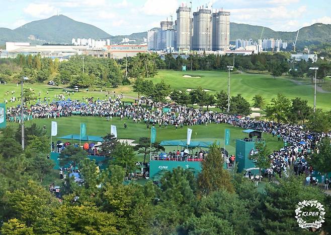 KLPGA투어 등 국내에서 열린 매 골프 대회에는 선수들의 명승부를 직관하려는 갤러리로 인산인해다. 그만큼 골프에 대한 국민들의 인기가 높다는 방증이다. KLPGA