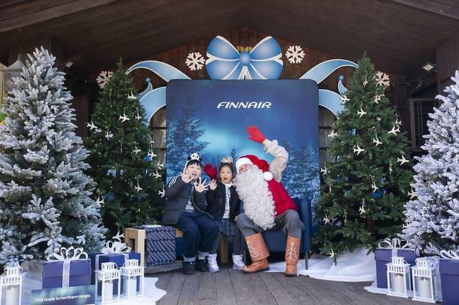 아이들이 산타클로스와 함께 사진을 찍는 모습. 에버랜드 제공