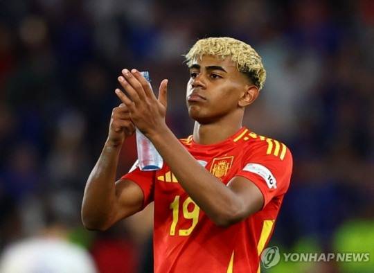 승리를 축하하는 스페인의 골잡이 라민 야말 / 사진=연합뉴스