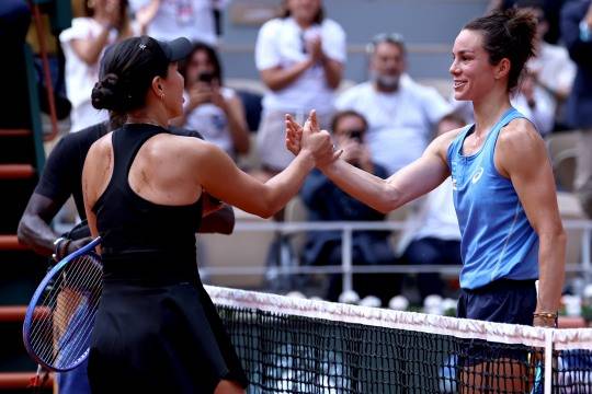 16강전이 끝난 뒤 보아송(오른쪽)과 악수하는 페굴라. 사진[EPA=연합뉴스]