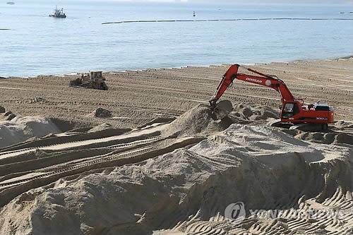 부산 해운대해수욕장에서 백사장 모래 보강 작업이 진행되고 있다.(사진출처-연합뉴스)