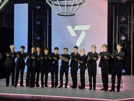 세븐틴 멤버와 기념촬영을 하고 있는 체스키 CEO / 사진=홍지연 여행+ 기자