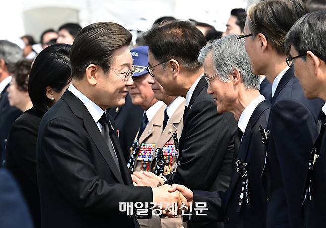 이재명 대통령이 6일 서울 동작구 국립서울현충원에서 열린 제70회 현충일 추념식에서 조희대 대법원장과 악수하고 있다.
2025.06.06. [이승환기자]