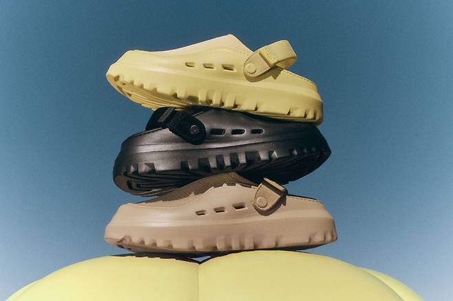 어그에서 선보인 샌들 제품 ‘피크모드’. (신세계인터내셔날 제공)