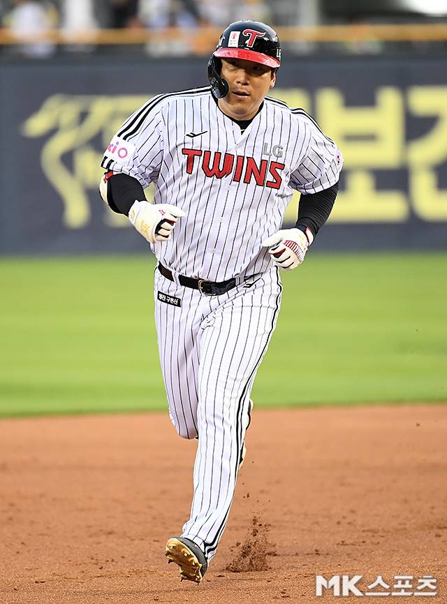 큰 부상을 피한 김현수. 사진=천정환 기자