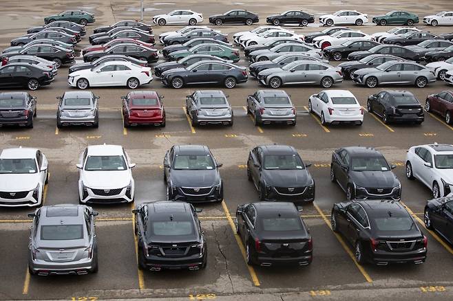 3월4일(현지시간) GM 신차들이 랜싱 공장에 주차돼 있다./AFPBBNews=뉴스1