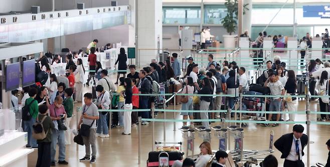 현충일 연휴를 하루 앞둔 지난 5일 인천국제공항 제1여객터미널 출국장에서 여행객들이 출국 수속을 하고 있다. /사진=뉴시스