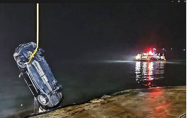 지난 2일 전남 진도군 진도항 선착장에서 해상으로 추락한 차량이 인양되던 모습./사진=목포해양경찰서 제공