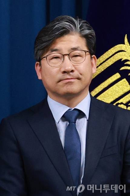 [서울=뉴시스] 고범준 기자 = 강훈식 비서실장이 6일 서울 용산구 대통령실 브리핑룸에서 1차 인선 브리핑을 진행했다. 이날 인선 발표 브리핑에 참석한 류덕현 재정기획보좌관. 2025.06.06. bjko@newsis.com /사진=고범준