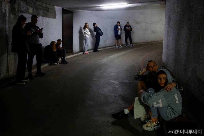 (키이우 로이터=뉴스1) 이지예 객원기자 = 6일(현지시간) 우크라이나 수도 키이우의 지하 주차장 대피소에 시민들이 러시아 공습을 피해 모여 있다. 2025.06.06.   ⓒ 로이터=뉴스1  Copyright (C) 뉴스1. All rights reserved. 무단 전재 및 재배포,  AI학습 이용 금지. /사진=(키이우 로이터=뉴스1) 이지예 객원기자
