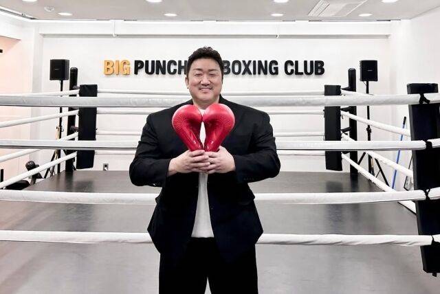 마동석이 글러브를 들고 귀여운 포즈를 취하고 있다. / 마동석 인스타그램 캡처