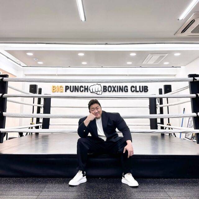 마동석이 글러브를 들고 귀여운 포즈를 취하고 있다. / 마동석 인스타그램 캡처