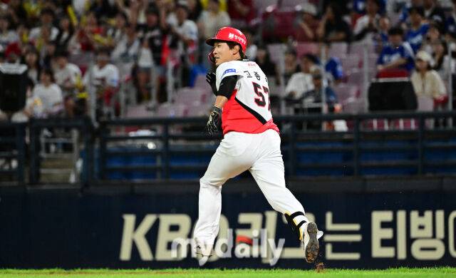 2024년 9월 24일 광주기아챔피언스필드에서 '2024 신한 SOL Bank KBO리그, 삼성 라이온즈와 KIA 타이거즈의 경기가 열렸다. KIA 고종욱이 1회말 2사 1.3루서 3루수 땅볼을 친 뒤 전력 질주하고 있다./마이데일리