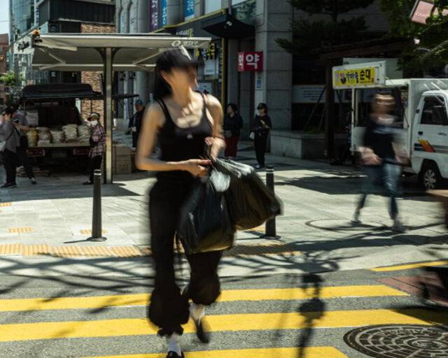 윤혜진이 뻥튀기를 손에 잔뜩 들고 횡단보도를 건너고 있다. / 엄태웅 소셜미디어 캡처