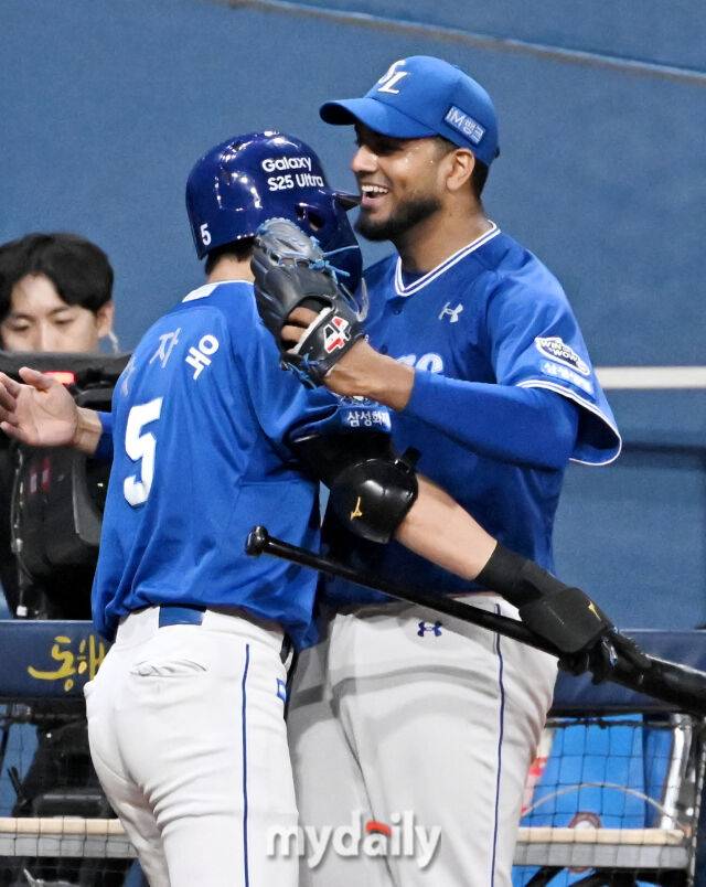 22일 오후 서울 고척돔 고척스카이돔에서 진행된 '2025 프로야구 KBO리그' 키움히어로즈와 삼성라이온즈의 경기. 삼성 구자욱이 8회초 2사 2루서 2점 홈런을 터뜨린 뒤 레예스와 포옹하고 있다./마이데일리