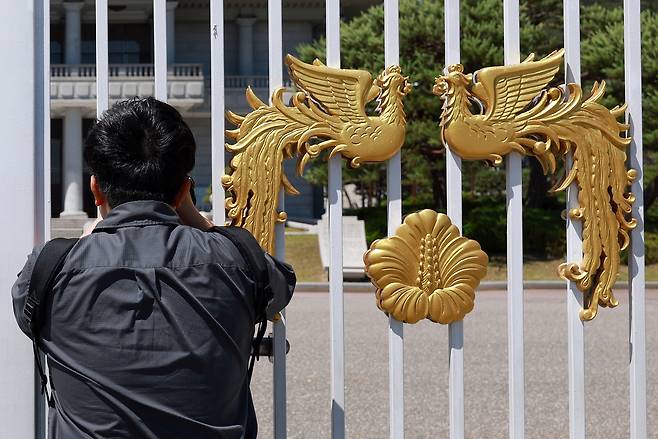 지난 4일 서울 종로구 청와대 영빈문을 찾은 시민이 영빈관을 촬영하고 있다. 이재명 대통령은 대통령 집무실을 청와대로 이전할 방침이다. 다만 청와대 개·보수 작업이 완료될 때까지는 당분간 용산 대통령실로 출근할 전망이다. [연합]