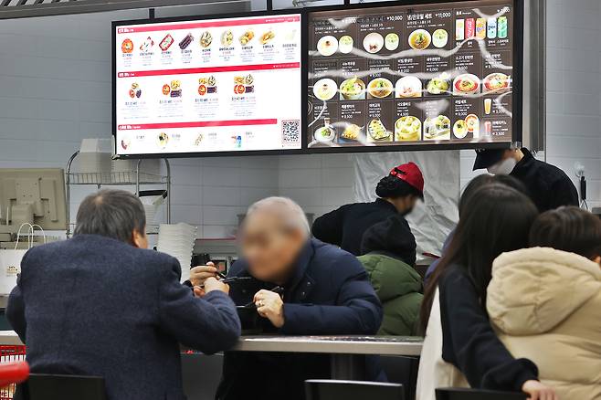 서울의 한 대형마트 푸드코트에서 식사하는 시민들 [연합]