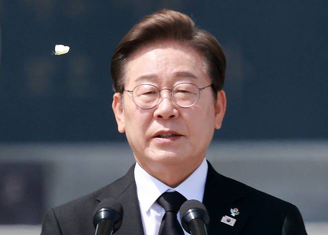 이재명 대통령이 6일 서울 동작구 국립서울현충원에서 열린 70회 현충일 추념식에서 추념사를 할 때 이 대통령 옆에 나비가 날고 있다. [대통령실통신사진기자단]