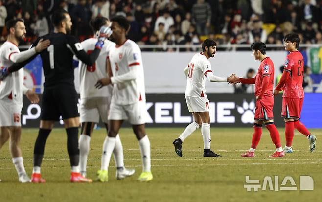 [수원=뉴시스] 정병혁 기자 = 지난 3월25일 경기 수원시 수원월드컵경기장에서 열린 2026 국제축구연맹(FIFA) 북중미 월드컵 아시아 지역 3차 예선 B조 8차전 대한민국과 요르단의 경기, 1-1로 무승부를 거둔 대한민국 선수들이 서로 격려하고 있다. 2025.03.25. jhope@newsis.com