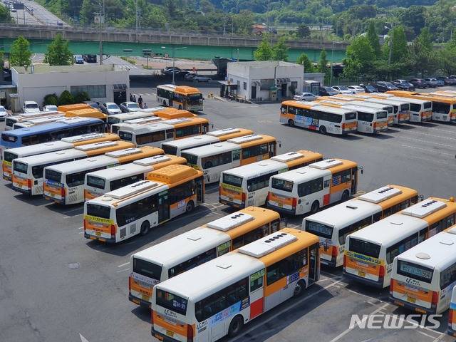 [울산=뉴시스] 배차를 앞둔 시내버스가 모여있는 울산 울주군 율리공영차고지 (사진=뉴시스DB) photo@newsis.com