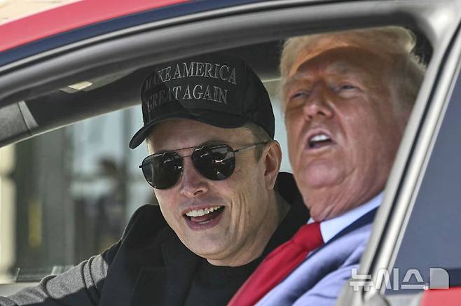 [워싱턴=AP/뉴시스] 도널드 트럼프 미국 대통령과 일론 머스크 테슬라 최고경영자가 지난 3월 11일(현지 시간) 테슬라 모델S에 앉아 기자들과 얘기하고 있다.2025.06.06.