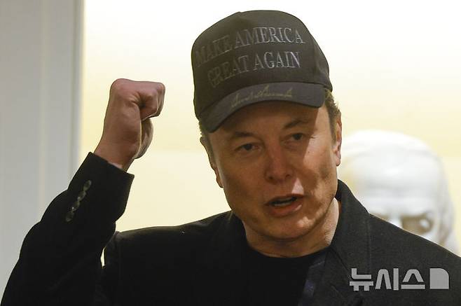 [워싱턴=AP/뉴시스] 일론 머스크 정부효율부(DOGE) 수장 겸 테슬라 CEO가 지난 2월 26일(현지 시간) 미 워싱턴 백악관에서 열린 트럼프 행정부 첫 국무회의에서 발언하고 있다. 2025.02.27.