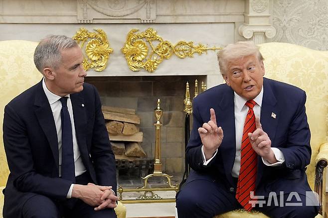 [워싱턴=AP/뉴시스] 도널드 트럼프(오른쪽) 미국 대통령과 마크 카니 캐나다 총리가 6일(현지 시간) 백악관 집무실에서 회담하고 있다. 트럼프 대통령은 캐나다 편입 발언에 관해 "나는 아직도 그렇게 생각한다"라고 말했고 카니 총리는 "절대 팔지 않을 것"이라고 받았다. 이에 트럼프는 "절대라는 말은 절대 하지 말라"라고 말하기도 했다. 2025.05.07.