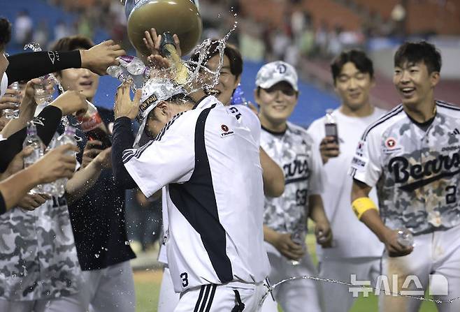 [서울=뉴시스] 정병혁 기자 = 5일 서울 송파구 잠실야구장에서 열린 2025 KBO리그 KIA 타이거즈와 두산 베어스의 경기, 첫 승을 거둔 두산 조성환 감독대행이 선수들에게 축하를 받고 있다. 2025.06.05. jhope@newsis.com