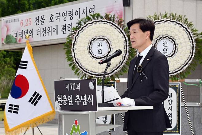[밀양=뉴시스] 안병구 경남 밀양시장이 6일 충혼탑에서 거행된 제70회 현충일 추념식에서 추념사를 하고 있다. (사진=밀양시 제공) 2025.06.06. photo@newsis.com *재판매 및 DB 금지