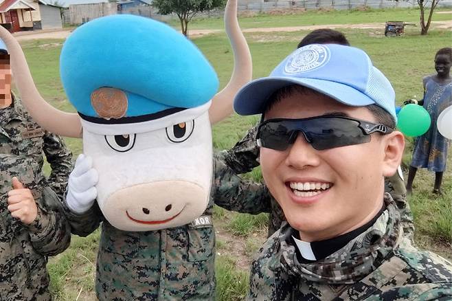 [서울=뉴시스] 박진희 기자 = 김영송 신부가 지난해 4월 초 육군 남수단재건지원단 한빛부대 18진 소속으로 파병되어 활동하는 모습. (사진=본인 제공) 2025.06.06. photo@newsis.com *재판매 및 DB 금지