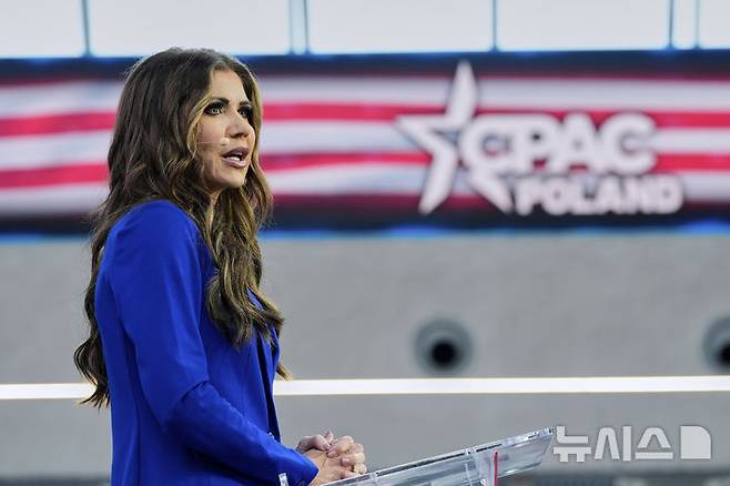 [야시온카=AP/뉴시스] 크리스티 놈 미국 국토안보부 장관이 지난 5월27일(현지 시간) 폴란드 동부 야시온카에서 열린 보수정치행동회의(CPAC)에 참석해 연설하고 있다. 2025.06.06.