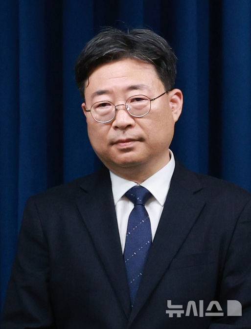 [서울=뉴시스] 고범준 기자 = 강훈식 비서실장이 6일 서울 용산구 대통령실 브리핑룸에서 1차 인선 브리핑을 진행했다. 이날 인선 발표 브리핑에 참석한 하준경 경제성장수석. 2025.06.06. bjko@newsis.com