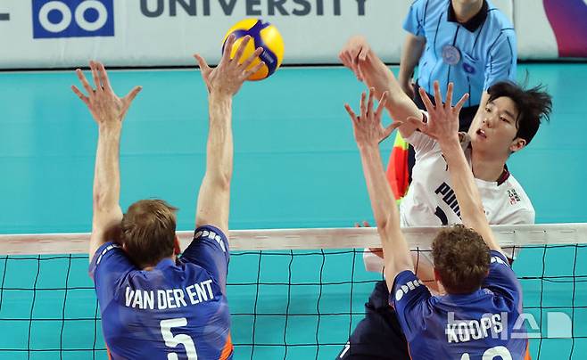 [천안=뉴시스] 강종민 기자 = 6일 충남 천안 유관순체육관에서 열린 2025 대한민국과 네덜란드 남자배구 국가대표 평가전에서 한국 허수봉이 강스파이크를 때리고 있다. 2025.06.06. ppkjm@newsis.com