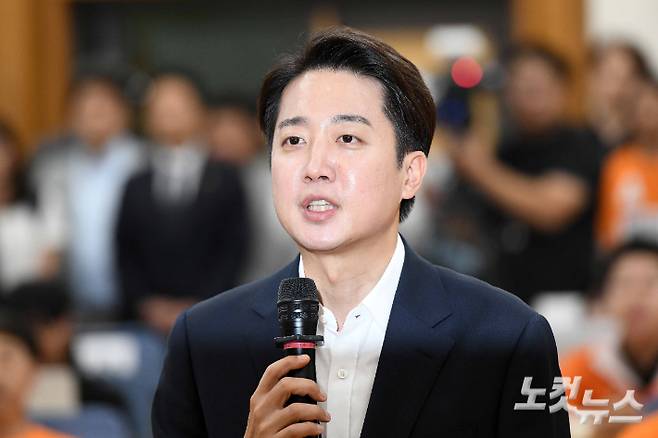 개혁신당 이준석 제21대 대통령선거 후보가 지난 3일 서울 여의도 국회 의원회관에 마련된 개표상황실에서 출구조사에 대한 소감을 말하는 모습. 박종민 기자