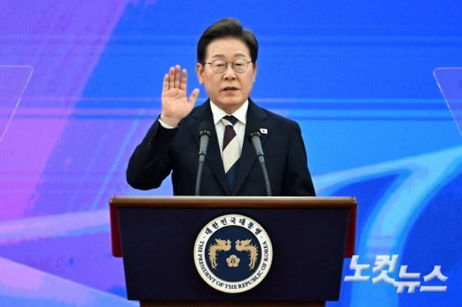 이재명 대통령이 지난 4일 서울 여의도 국회 의사당 중앙홀(로텐더홀)에서 제21대 대통령 취임선서를 하고 있다. 윤창원 기자