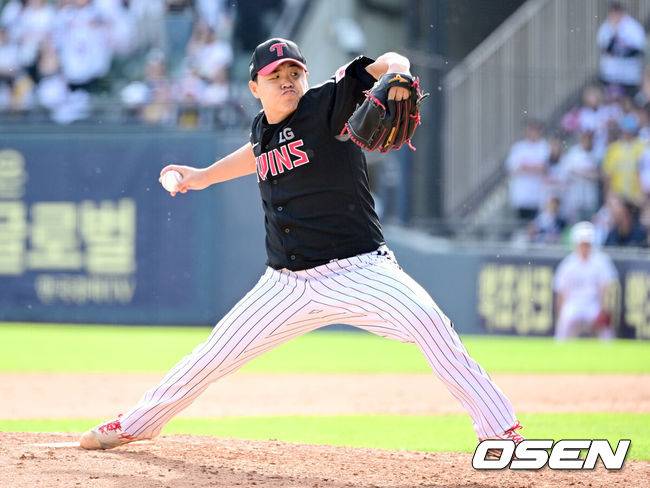 [OSEN=잠실, 최규한 기자] 6일 서울 잠실야구장에서 ‘2025 신한 SOL Bank KBO리그’ 두산 베아스와 LG 트윈스의 경기가 열렸다.이날 두산은 최원준, LG는 요니 치리노스를 선발로 내세웠다. 9회말 마운드에 오른 LG 장현식이 힘차게 공을 뿌리고 있다. 2025.05.06 / dreamer@osen.co.kr