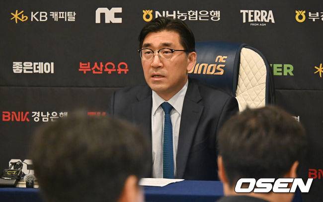 [OSEN=창원, 이석우 기자] 30일 창원NC파크에서 2025 신한 SOL 뱅크 KBO 리그 NC 다이노스와 한화 이글스의 경기가 열린다. 홈팀 NC가 긴 방황을 끝내고 홈구장으로 돌아왔다. NC 다이노스 이진만 대표가 창원NC파크 재개장 관련 구단 입장과 향후 대처에 대한 공식 브리핑을 진행하고 있다. 2025.05.30 / foto0307@osen.co.kr
