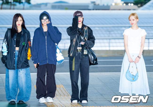 [OSEN=인천공항, 민경훈 기자] 29일 오후 걸그룹 에스파(aespa)가 해외 일정 참석 차 인천국제공항을 통해 호주 시드니로 출국했다.에스파는 8월 30일~31일 시드니, 9월 2일 멜버른에서 '2024 aespa LIVE TOUR - SYNK : PARALLEL LINE -'(2024 에스파 라이브 투어 - 싱크 : 패러렐 라인 -)'를 개최하고 첫 호주 공연에 나선다.에스파가 출국장으로 향하고 있다. 2024.08.29 / rumi@osen.co.kr