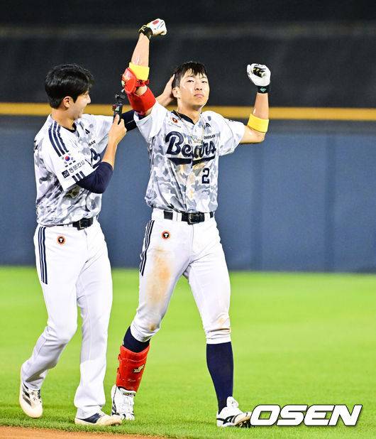 [OSEN=잠실, 박준형 기자] 프로야구 두산 베어스가 극적인 끝내기 승리로 4연패를 끊었다.&nbsp;두산은 5일 서울 잠실구장에서 열린 ‘2025 신한은행 SOL Bank KBO리그’ KIA 타이거즈와의 경기에서 연장 혈투 끝에 2-1 끝내기 승리를 거뒀다. 이날 승리로 두산은 4연패에서 탈출했다. 조성환 감독대행은 부임 후 첫 승리를 따냈다.연장 10회말 2사 1,2루 두산 김민석이 끝내기 안타를 날린뒤 기뻐하고 있다.  2025.06.05 / soul1014@osen.co.kr