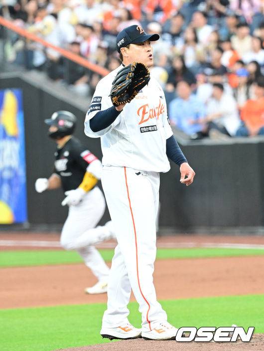 [OSEN=대전, 김성락 기자] 5일 오후 대전 한화생명볼파크에서 ‘2025 신한 SOL Bank KBO리그’ 한화 이글스와 KT 위즈의 경기가 열렸다.이날 홈팀 한화는 류현진, KT는 헤이수스를 선발로 내세웠다.1회초 2사 한화 류현진이 KT 안현민에게 선취 솔로 홈런을 허용, 아쉬워하고있다. 2025.06.05 / ksl0919@osen.co.kr