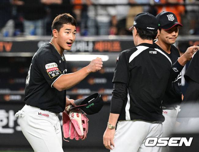 [OSEN=대전, 김성락 기자]  프로야구 KT 위즈가 ‘괴물 타자’ 안현민의 활약으로 3연패를 끊었다.&nbsp;‘괴물 투수’ 류현진도 안현민에게 홈런을 맞고 적시타를 허용하며 무너졌다.&nbsp;KT는 5일 대전 한화생명볼파크에서 열린 2025 신한 SOL Bank KBO리그 한화 이글스와의 원정경기를 7-0으로 이겼다.&nbsp;경기 종료 후 KT 안현민, 헤이수스가 하이파이브를 하고 있다. 2025.06.05 / ksl0919@osen.co.kr