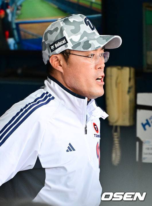 [OSEN=잠실, 박준형 기자] 5일 오후 서울 잠실야구장에서 2025 신한 SOL Bank KBO리그 두산 베어스와 KIA 타이거즈의 경기가 열렸다.이날 두산은 최원준을, KIA는 김도현을 선발 투수로 내세웠다.3회초 두산 조성환 감독대행이 경기를 지켜보고 있다  2025.06.05 / soul1014@osen.co.kr